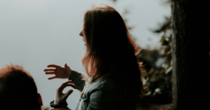 fille parle mains sciences langage faculté lettres université limoges